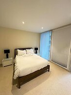 Contemporary 2BD Flat W/balcony Canary Wharf!