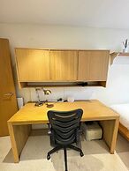 Contemporary 2BD Flat W/balcony Canary Wharf!