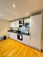 Contemporary 2BD Flat W/balcony Canary Wharf!