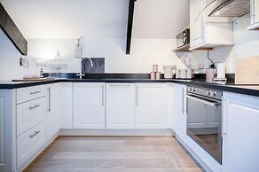 Cosy At The Mews - 2 Bedroom Apartment - Tenby