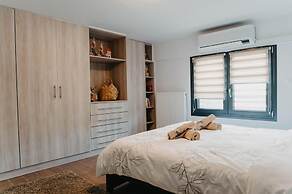 Minimal Condo Trikala Town