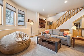 Lupine Chalet 3 Bedroom Home by RedAwning