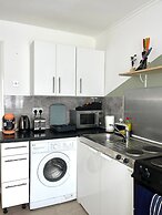 Comfortable and Convenient 1-bed Apart in Romford