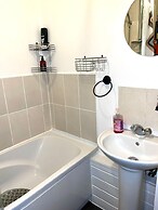 Comfortable and Convenient 1-bed Apart in Romford
