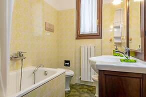 Charming 4-bed Apartment -lake Views & Balconies