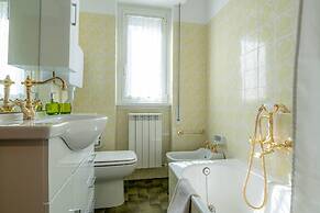 Charming 4-bed Apartment -lake Views & Balconies