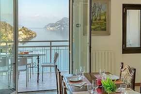 Charming 4-bed Apartment -lake Views & Balconies