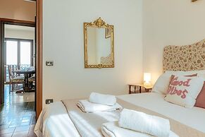 Charming 4-bed Apartment -lake Views & Balconies