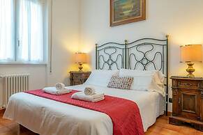 Charming 4-bed Apartment -lake Views & Balconies