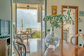 Charming 4-bed Apartment -lake Views & Balconies