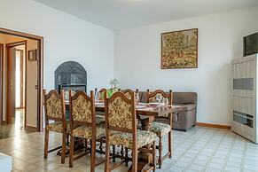 Charming 4-bed Apartment -lake Views & Balconies