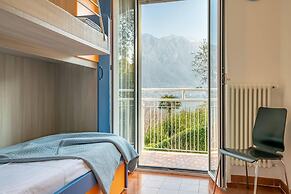 Charming 4-bed Apartment -lake Views & Balconies