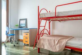 Charming 4-bed Apartment -lake Views & Balconies