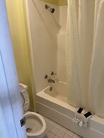 COVERED BRIDGE INN & SUITES