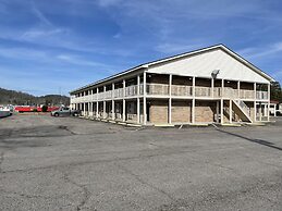 COVERED BRIDGE INN & SUITES