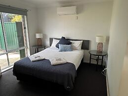 The Oaks Hotel Motel