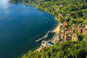 Lenni Apart. Swimming Pool and Lake