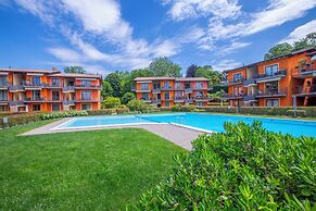 Lenni Apart. Swimming Pool and Lake
