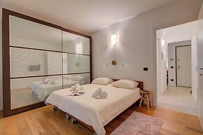 Lenni Apart. Swimming Pool and Lake