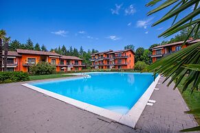 Lenni Apart. Swimming Pool and Lake