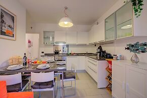 Lenni Apart. Swimming Pool and Lake