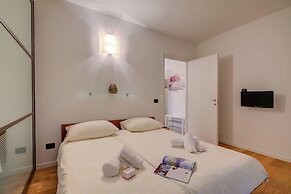 Lenni Apart. Swimming Pool and Lake