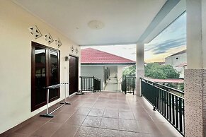 OYO Life 93504 Kost Krisna