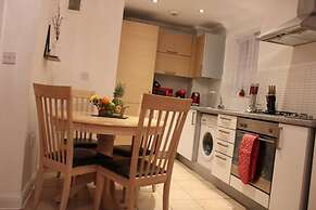 Impeccable Spacious 1-bed Apart in London Dagenham