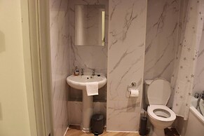 Impeccable Spacious 1-bed Apart in London Dagenham
