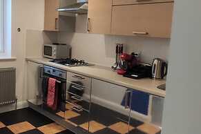 Apartment - Sleeps 4 - Parking - Station Close