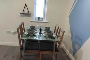 Apartment - Sleeps 4 - Parking - Station Close