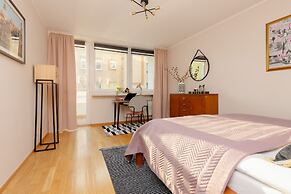 Saska Kępa Apartment by Renters