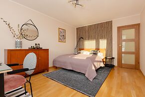 Saska Kępa Apartment by Renters