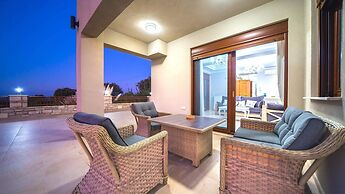 Karyo Villa,- 4bd, 3min On Foot From The Beach!