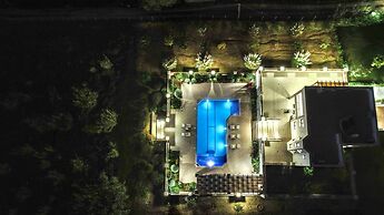 Karyo Villa,- 4bd, 3min On Foot From The Beach!