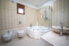 Karyo Villa,- 4bd, 3min On Foot From The Beach!