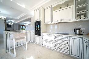 Karyo Villa,- 4bd, 3min On Foot From The Beach!