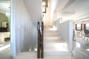Karyo Villa,- 4bd, 3min On Foot From The Beach!