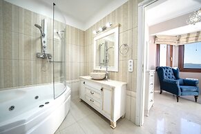 Karyo Villa,- 4bd, 3min On Foot From The Beach!