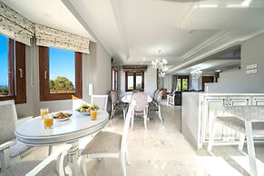 Karyo Villa,- 4bd, 3min On Foot From The Beach!