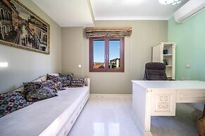 Karyo Villa,- 4bd, 3min On Foot From The Beach!