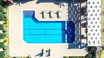 Karyo Villa,- 4bd, 3min On Foot From The Beach!