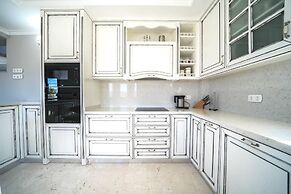 Karyo Villa,- 4bd, 3min On Foot From The Beach!