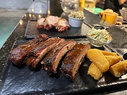 Republik Hotel, Bistro and Disco on Site