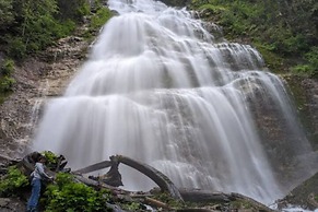 Modern 4BR Penthouse With Lake Views