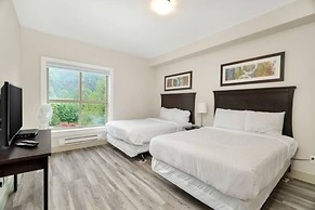 Modern 4BR Penthouse With Lake Views