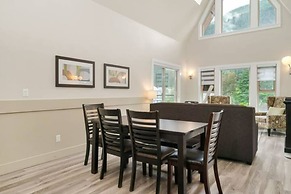 Modern 4BR Penthouse With Lake Views