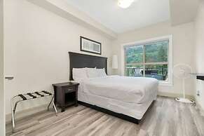 Modern 4BR Penthouse With Lake Views