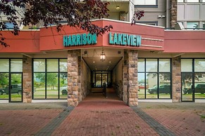 Modern 4BR Penthouse With Lake Views