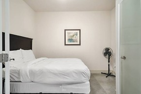 Modern 4BR Penthouse With Lake Views